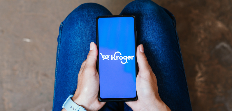 pessoa segurando celular com o logotipo da Kroger